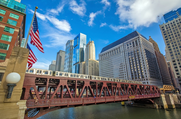 Højbanen over floden i Chicago, USA