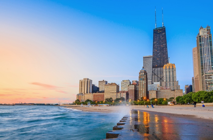 Willis Tower og Chicago skyline set fra North Avenue Beach, USA