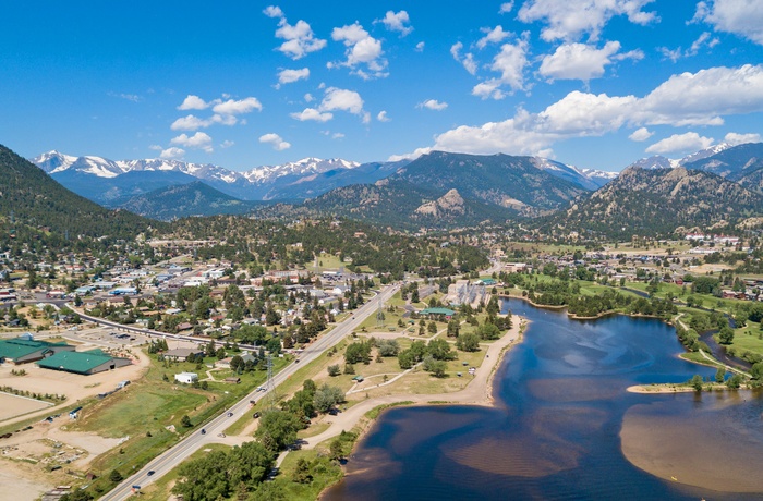 Luftfoto af byen Estes Park i Colorado, USA