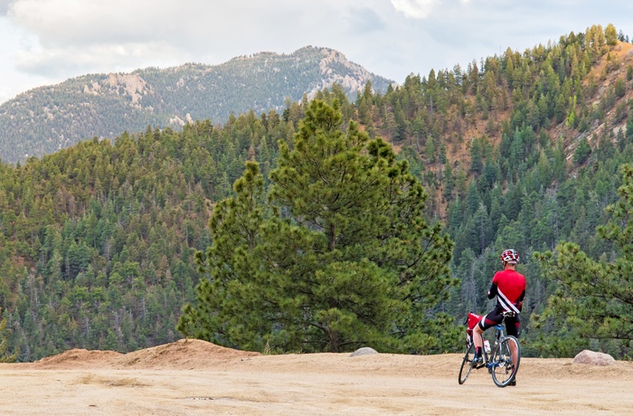 Cykeltur i North Cheyenne Canon Park i Colorado, USA