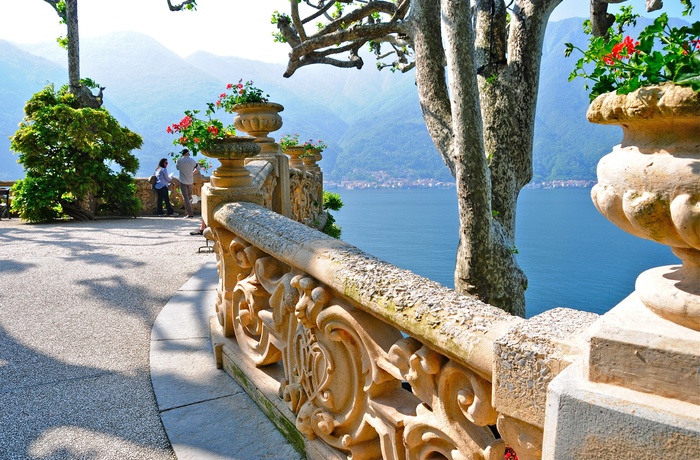 Terrasse ved Villa del Balbianello med udsigt til Comosøen i Norditalien