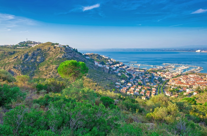 Udsigt til kystbyen Roses fra baglandet, Costa Brava i Spanien