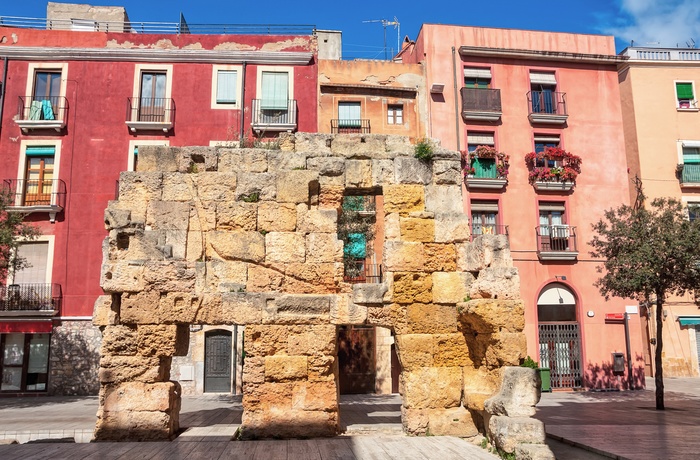 Farverige facader med rest af den gamle bymur i Tarragona, Costa Dorada i Spanien
