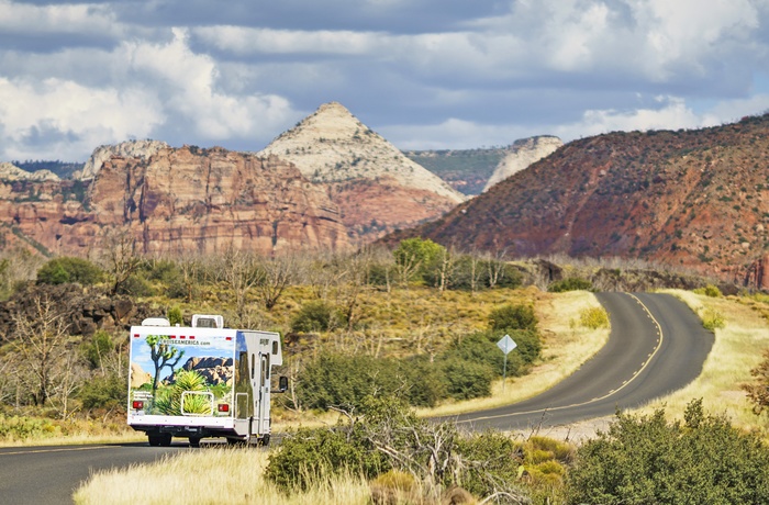 Cruise America motorhome på vej mod klipper og bjerge, USA