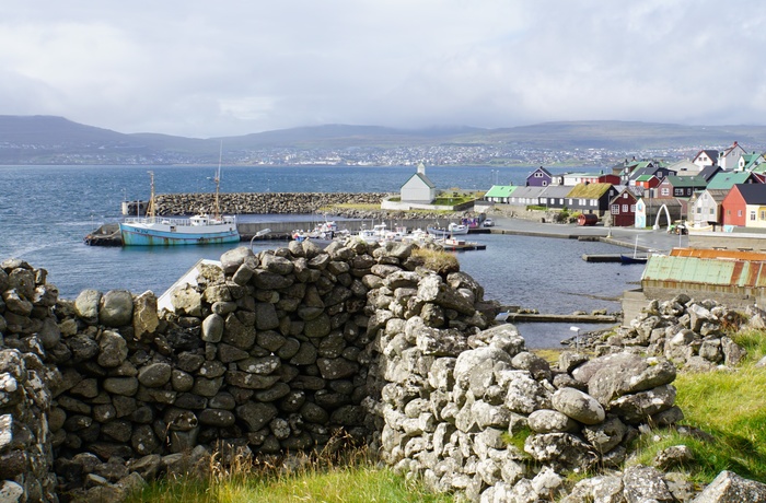 Udsigten til Nólsoy bygd med Torshavn i baggrunden, Færøerne