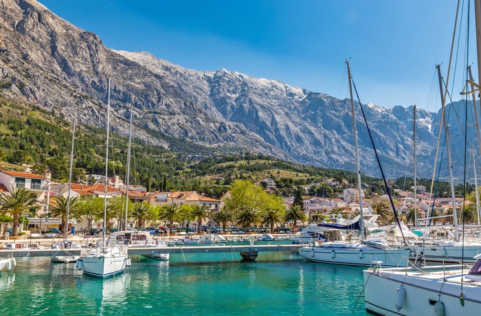 Havnen med lystbåde i kystbyen Baska Voda, Dalmatien i Kroatien