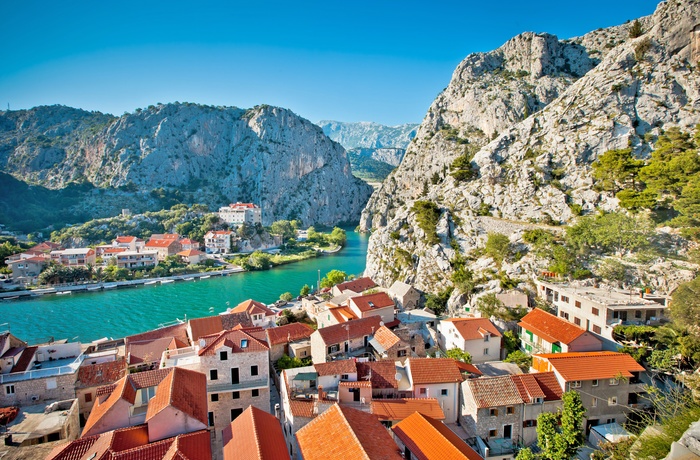 Udsigt til Omis og Certina floden, Dalmatien i Kroatien