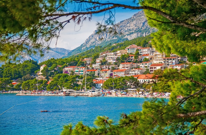 Byen Brela langs kyststrækningen Makarska Riviera, Dalmatien i Kroatien