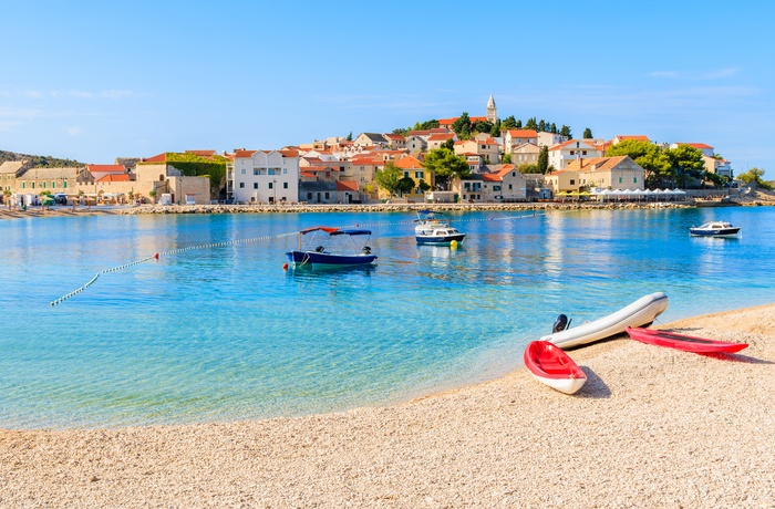 Strand med udsigt til kystbyen Primosten i Dalmatien, Kroatien