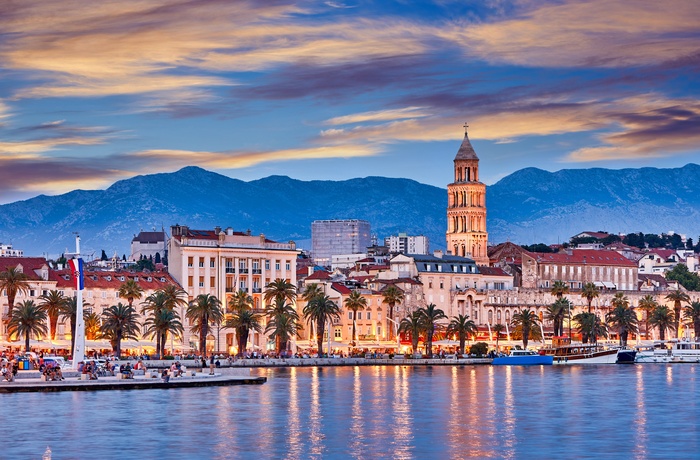 Aftensstemning langs havnepromenaden i Split, Dalmatien i Kroatien