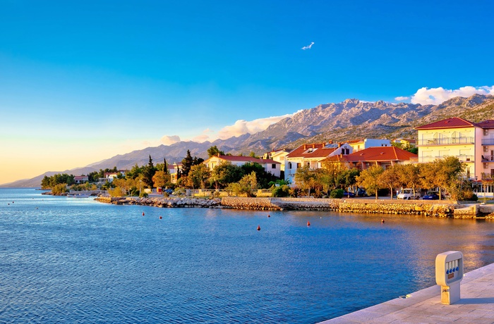 Promenade i kystbyen Starigrad-Paklencia i Dalmatien, Kroatien