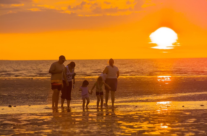 Familie ved solnedgang på Mindi Beach i Darwin - Australien