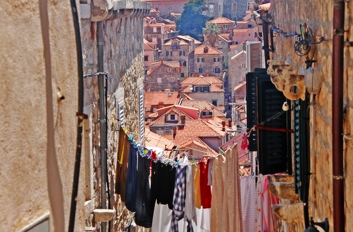 Vasketøj til tørre i Dubrovniks gamle bydel, Dalmatien i Kroatien