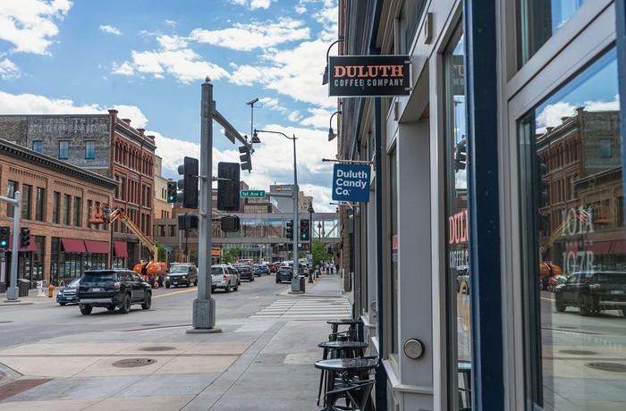 Gade midt i havnebyen Duluth, Minnesota - Foto: Finden Marketing Unsplash 1.jpg (