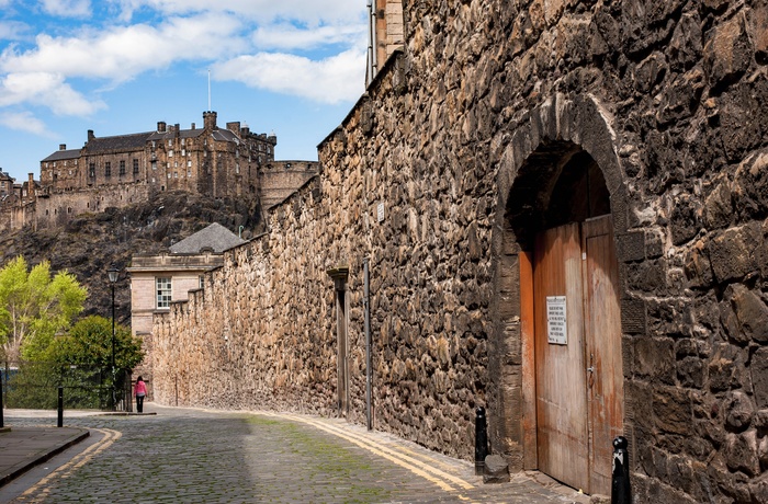Gade i Edinburgh og udsigt til Edinburgh Castle