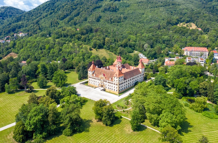 Eggenberg Slot i grønne omgivelser i udkanten af Graz