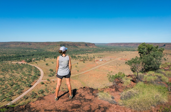 Kvindelig rejsende spejer ud over Elsey National Park - Northern Territory i Australien