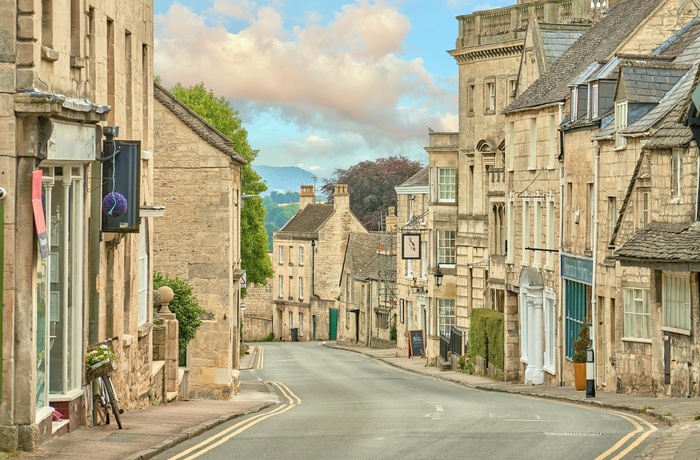 England, Cotswolds, Painswick - kig ned af High Street 