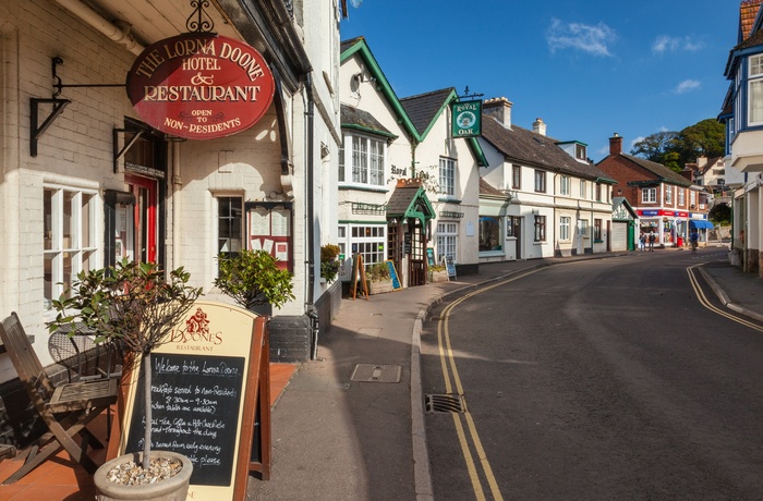 England, Somerset - blik ned ad hovedgaden High Street i Porlock (Foto Neville Stanikk by Exmoor NP)
