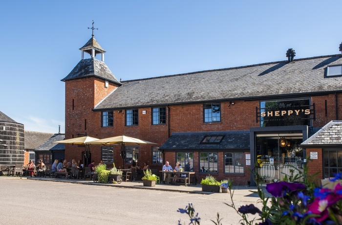 England, Somerset - hovedbygningen på Sheppy's Cider Farm