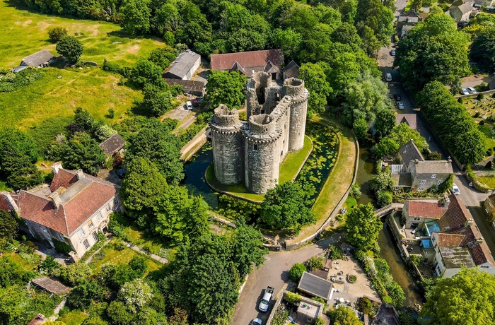 England, Somerset - ruinerne af Nunney Castle i Frome set fra luften