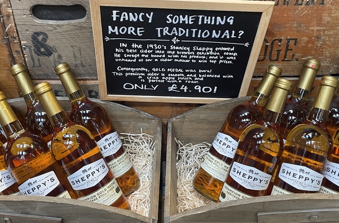 England, Somerset, Bradford-on-Tone - Gold Medal cider fra Sheppy's Cider Farm