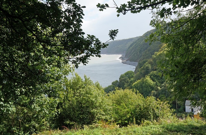 Udsigt over Devons kyst fra toppen af Clovelly, England