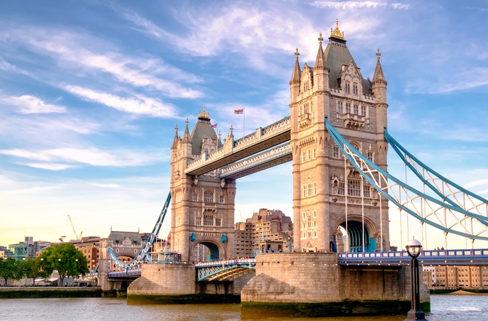 Ikoniske Tower Bridge over Themsen i London, England