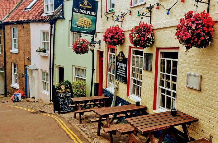 Smal gade i fiskerlandsbyen Robin Hoods Bay, England