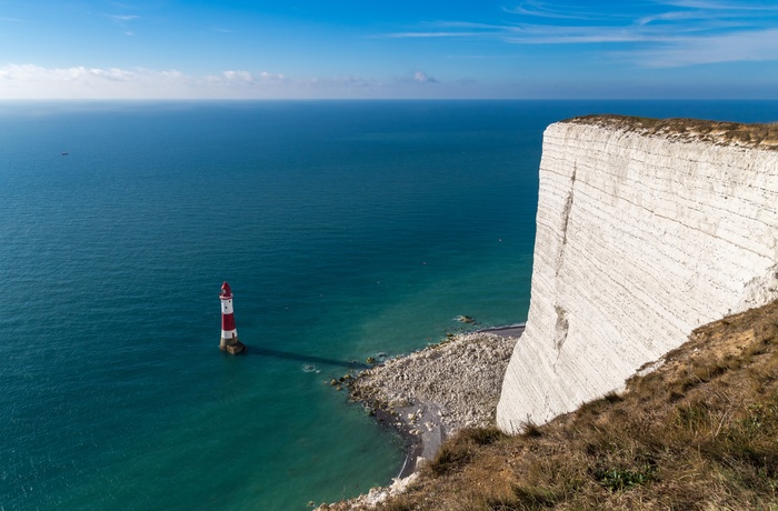 Det smukke fyrtårn ved Beachy Gap ved Seven Sisters i Sydengland