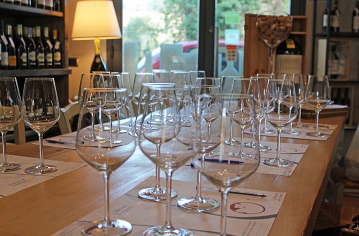 Bord med glas til vinsmagning hos Enoteca di Greve, Toscana