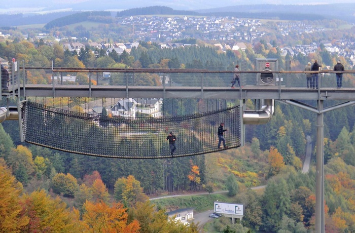 Adrenalinoplevelse på bro ved byen Winterberg, Midttyskland © Ferienwelt Winterberg