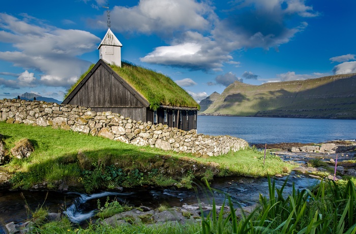 Gammel kirke med græstag på øen Eysturoy, Færøerne