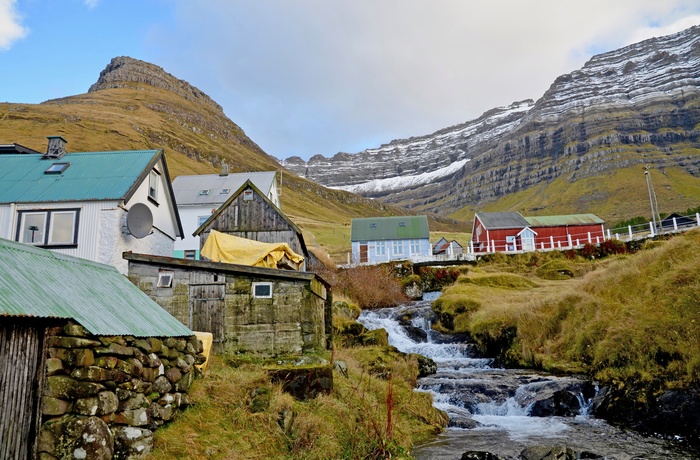 Lille by på øen Kunoy, en del af Norðoyar - Færøerne