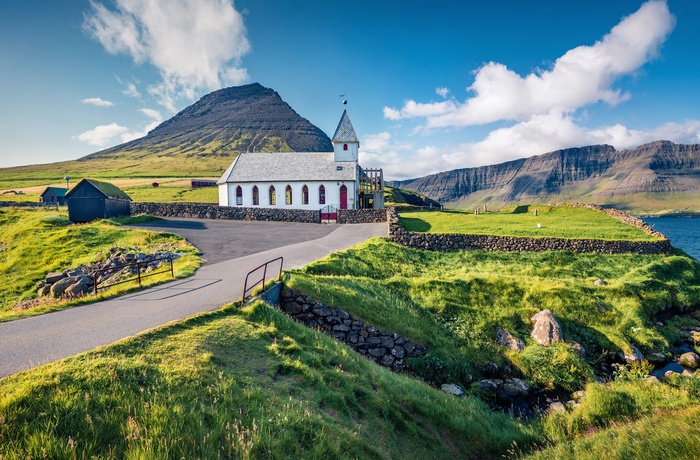 Kirke i udkanten af bygden Vidareidi, Nordoyar - Færøerne