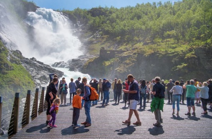 Flåmsbanen i Norge stopper undervejs ved vanfald - Foto: Sverre Hjornevik-VisitFlåm