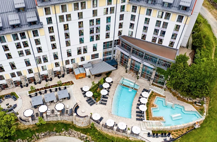 Fairmont Tremblant, Canada - Luftfoto af poolen