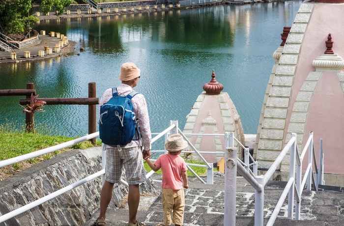 Far og søn ved besøger det helligste sted for hinduer - Grand Bassin i Mauritius