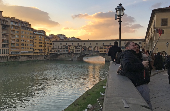 Solnedgang over broen Ponte Vecchio i Firenze, Italien
