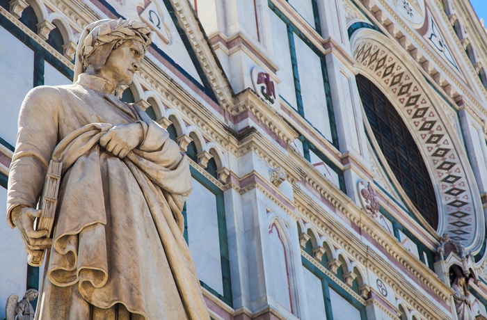 Dante´s statue foran kirken Santa Croce i Firenze