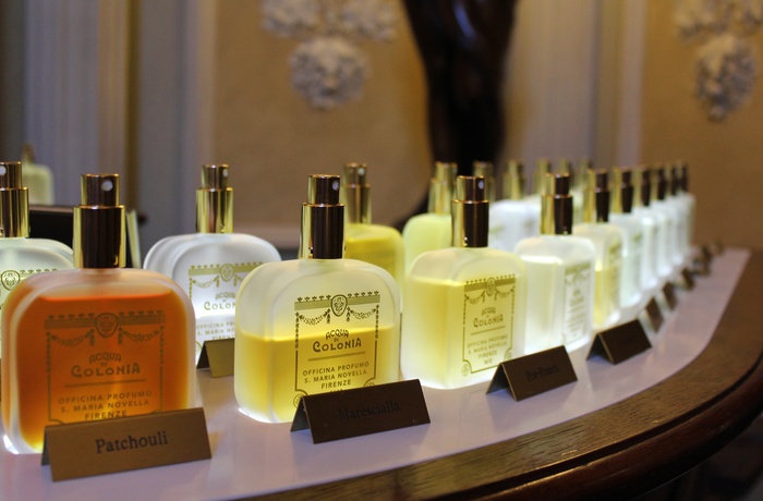 Parfumer i Santa Maria Novella apoteket i Firenze, Italien