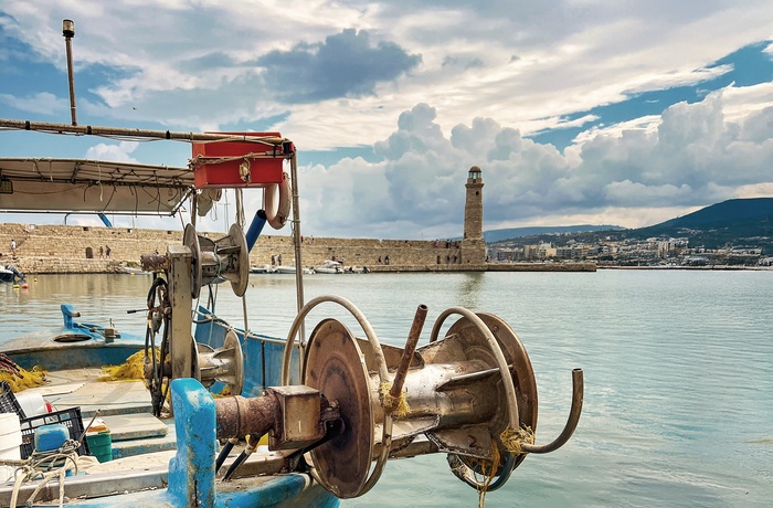 Fiskebåd i den gamle havn i Rethymnon på Kreta