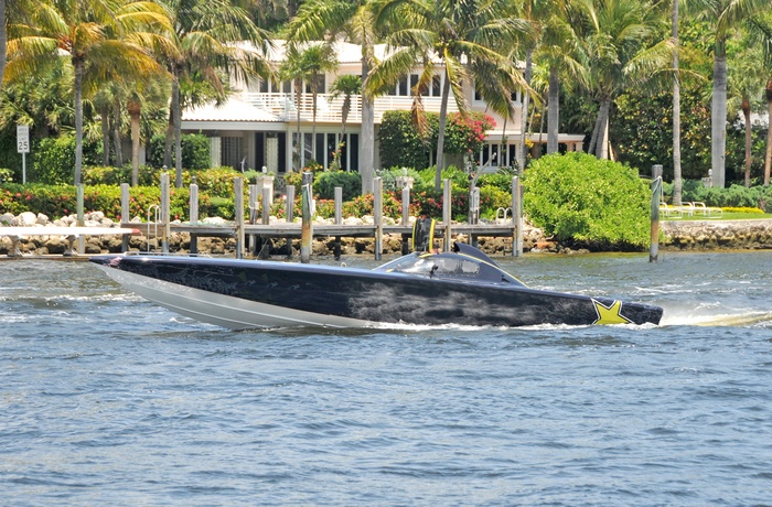 Speedbåd i en af Fort Lauderdales kanaler, Florida i ISA