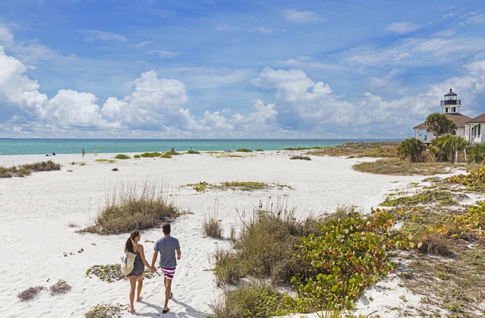Ungt par på stranden, Sanibel Island, Florida i USA