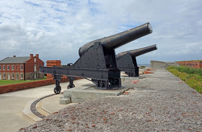 Store kanoner på volden i Fort Clinch på Amelia Island i Florida