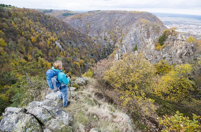 Foto: Kvindelig hiker nyder smuk udsigt ud over dal i Sachsen-Anhalt © - Lookphotos, Michael Neumann