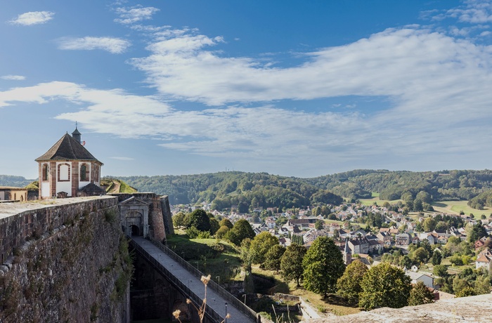 Frankrig, Moselle - kirke på toppen af muren over indgangsport til Citadelle de Bitche