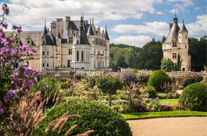 Slottet Chateau de Chenonceau i Loiredalen set fra haven, Frankrig