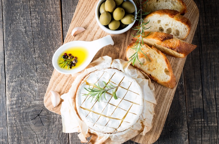 Osten camembert fra Normandiet i Nordfrankrig - serveret bagt i ovnen med brød til