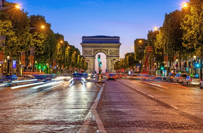  Avenue Champs Élysées og Triumfbuen ved aftenstid i Paris